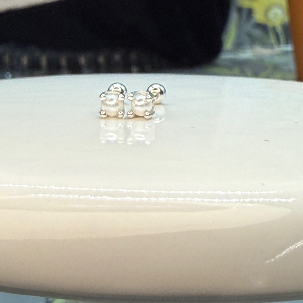 ⭐️🌸Sterling silver 20g 3mm pearl silver screw back earrings nwot - Picture 2 of 9